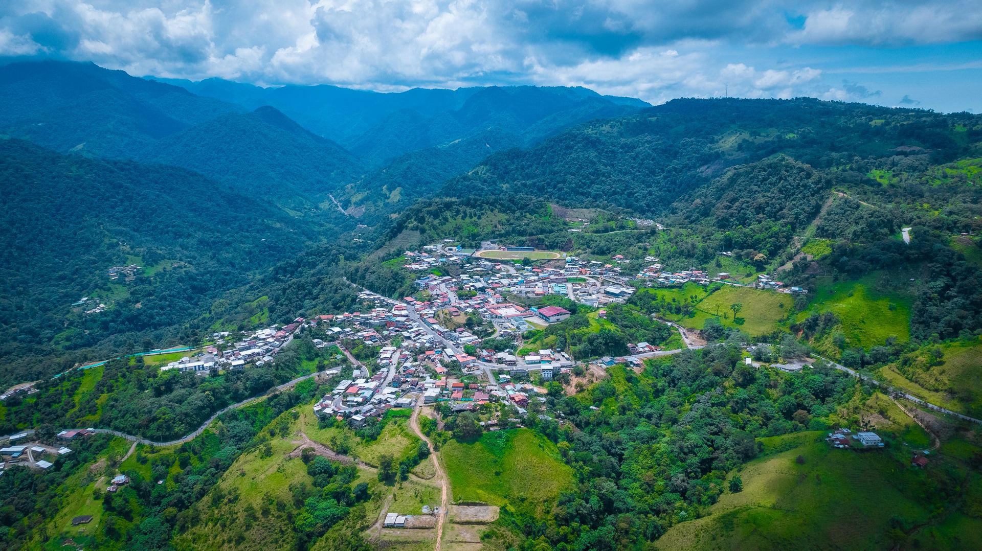 Vista aérea del paisaje montañoso y bosque nublado de la parroquia de Nanegalito